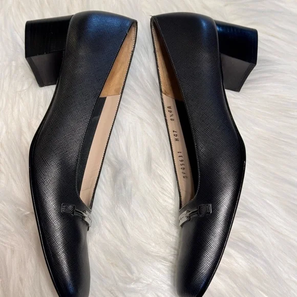 Salvatore Ferragamo Black Leather Flats - Picture 6 of 8